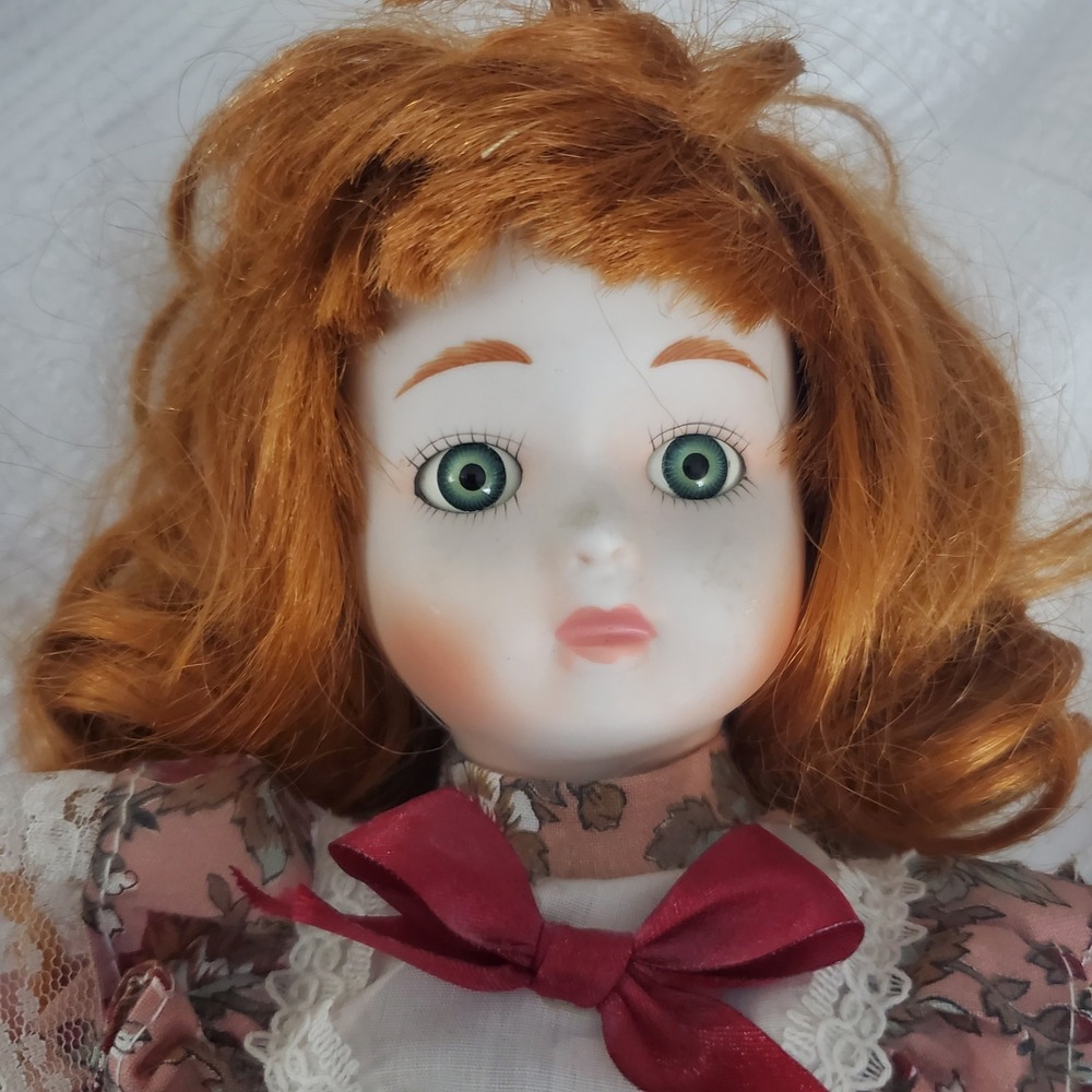 Porcelain Doll Red Hair Floral Dress Bow Green Eyes Vintage 89120 Collectable